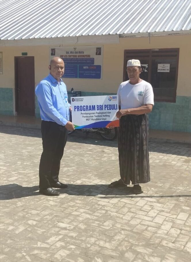 
					Penyerahan bantuan dilakukan secara simbolis oleh Rahman Hakim selaku Supervisor Penunjang Operasional (SPO) BRI Branch Office Pemalang kepada Kepala MDA Rodliyatul Uqul, Sokhekhudin, pada Senin (29/6/2026).