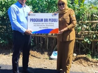 Penyerahan simbolis yang dilakukan oleh Rahman Hakim selaku Supervisor Penunjang Operasional (SPO) BRI Cabang Pemalang kepada Kepala Desa Wanarata, Elok Rakhmawati, SE pada Senin (29/6/2026).