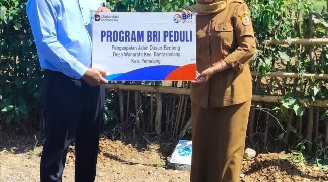 Penyerahan simbolis yang dilakukan oleh Rahman Hakim selaku Supervisor Penunjang Operasional (SPO) BRI Cabang Pemalang kepada Kepala Desa Wanarata, Elok Rakhmawati, SE pada Senin (29/6/2026).