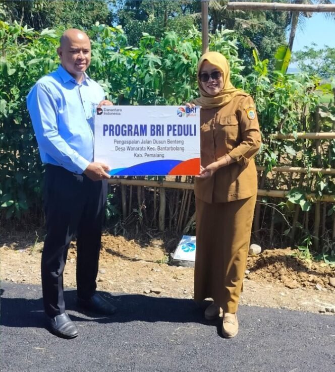 
					Penyerahan simbolis yang dilakukan oleh Rahman Hakim selaku Supervisor Penunjang Operasional (SPO) BRI Cabang Pemalang kepada Kepala Desa Wanarata, Elok Rakhmawati, SE pada Senin (29/6/2026).