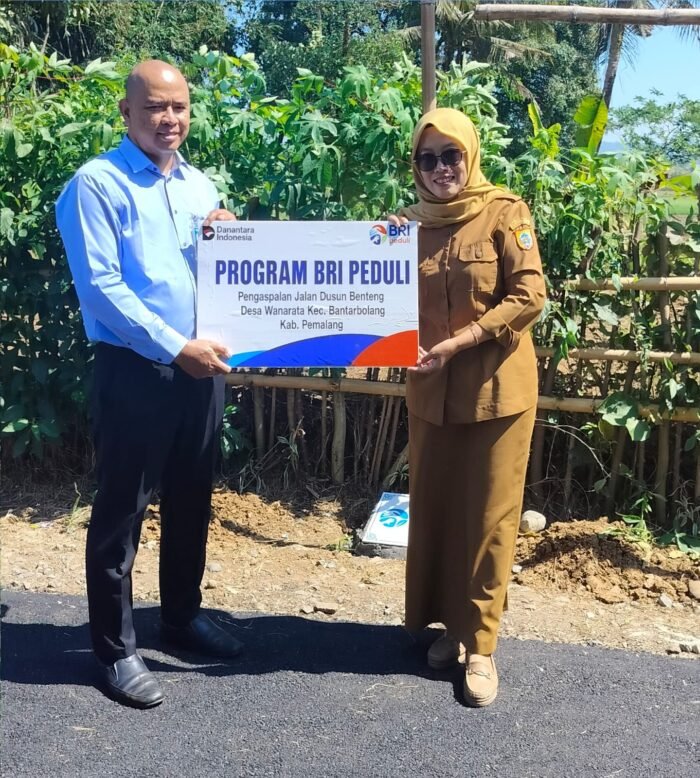 penyerahan simbolis yang dilakukan oleh Rahman Hakim selaku Supervisor Penunjang Operasional (SPO) BRI Cabang Pemalang kepada Kepala Desa Wanarata, Elok Rakhmawati, SE pada Senin (29/6/2026).
