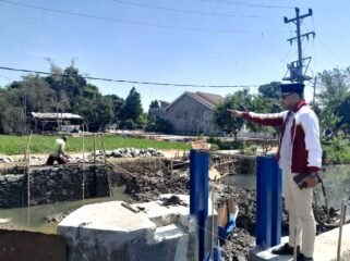Anggota DPRD Kabupaten Pemalang, Fahmidh Dhuha, SM., MM., meninjau langsung pembangunan bendungan untuk irigasi di Dusun Bungin, Desa Danasari, Kabupaten Pemalang, pada Senin (20/7/2026).