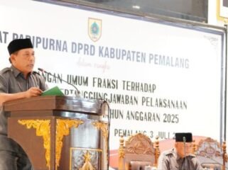 Wakil Ketua DPRD Kabupaten Pemalang, Slamet Ramuji saat menyampaikan pandangan umum fraksi terhadap Rancangan Peraturan Daerah (Raperda) di DPRD Pemalang