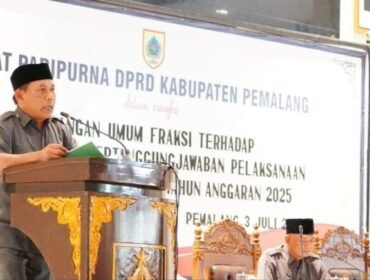 Wakil Ketua DPRD Kabupaten Pemalang, Slamet Ramuji saat menyampaikan pandangan umum fraksi terhadap Rancangan Peraturan Daerah (Raperda) di DPRD Pemalang