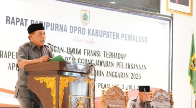 Wakil Ketua DPRD Kabupaten Pemalang, Slamet Ramuji saat menyampaikan pandangan umum fraksi terhadap Rancangan Peraturan Daerah (Raperda) di DPRD Pemalang
