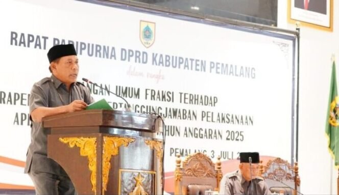 
					Wakil Ketua DPRD Kabupaten Pemalang, Slamet Ramuji saat menyampaikan pandangan umum fraksi terhadap Rancangan Peraturan Daerah (Raperda) di DPRD Pemalang