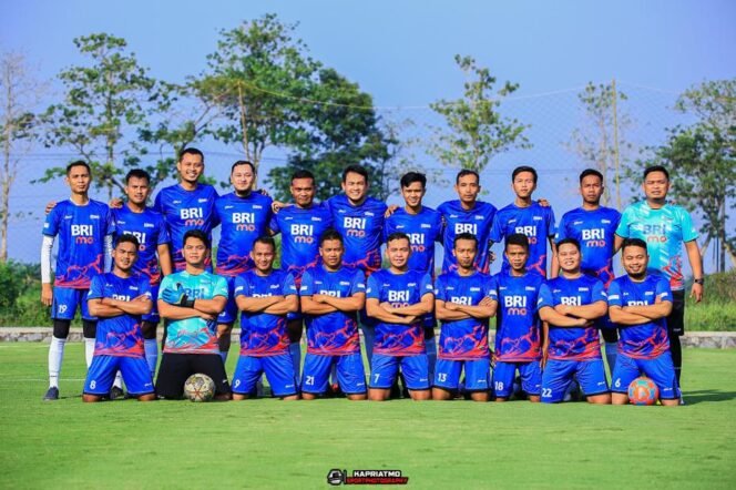 
					Kompak dan Sehat, Teman-teman BRI Cabang Pemalang Gelar Sepak Bola di Lapangan Sragi Pekalongan