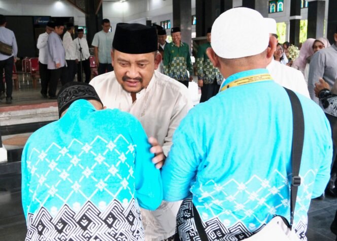 
					Bupati Anom Widiyantoro Sambut Kepulangan Jemaah Haji Kloter 9 dan 10 Pemalang, Satu Jemaah Berpulang di Tanah Suci