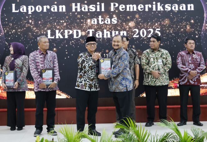 
					 Bupati Pemalang Anom Widiyantoro didampingi Pj. Sekretaris Daerah, Inspektorat, Badan Pengelolaan Keuangan dan Aset Daerah (BPKAD), serta Sekretaris DPRD Kabupaten Pemalang.