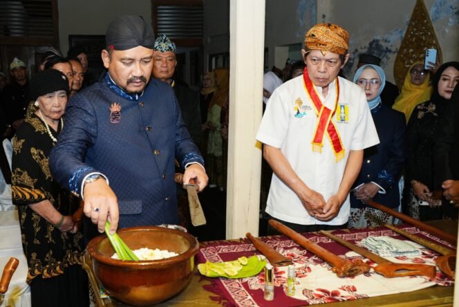
					Berbeda dari Tahun Sebelumnya, Jamasan Pusaka Pemalang Digelar Malam Hari di Ndalem Notonagoro