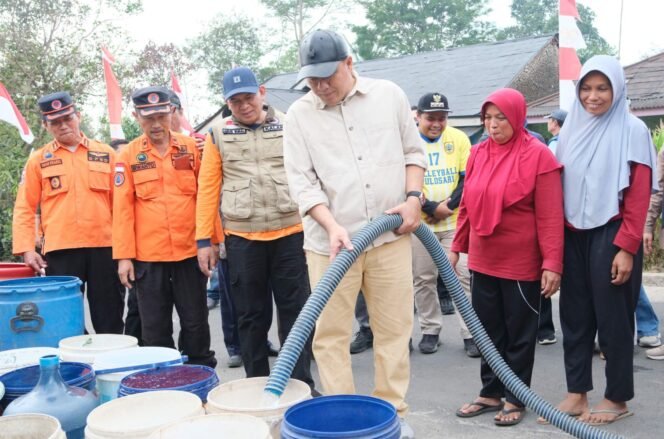 
					Plt. Bupati Pemalang Nurkholes turun langsung menyalurkan bantuan ke Desa Pulosari, Siremeng, Pagenteran dan Batursari, Kecamatan Pulosari, Sabtu (8/8/2026).
