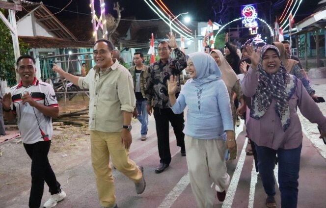 
					Plt. Bupati Pemalang Nurkholes membuka festival yang digelar sepanjang Jalan Raya Desa Kandang tersebut.