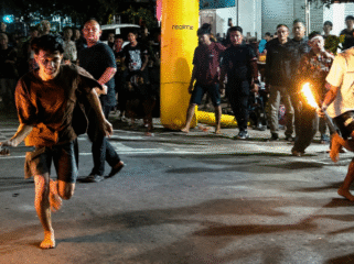 kemeriahan lomba lari malam membawa obor di Jalan Gatot Subroto, Kelurahan Purwoharjo, Kecamatan Comal, pada Sabtu (22/8/2026)