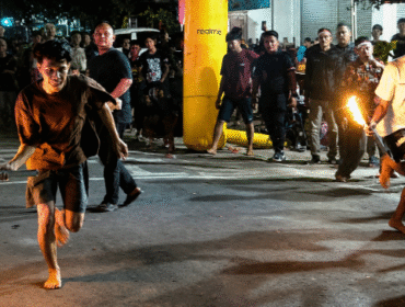 kemeriahan lomba lari malam membawa obor di Jalan Gatot Subroto, Kelurahan Purwoharjo, Kecamatan Comal, pada Sabtu (22/8/2026)