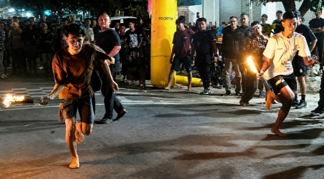 kemeriahan lomba lari malam membawa obor di Jalan Gatot Subroto, Kelurahan Purwoharjo, Kecamatan Comal, pada Sabtu (22/8/2026)