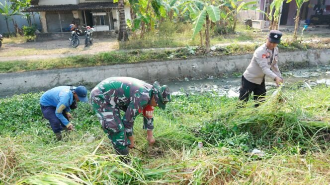 
					Hadapi Musim Hujan, Pemkab Pemalang Bersama TNI-Polri Normalisasi Kali di Comal