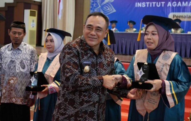 
					211 Wisudawan INSIP Pemalang Resmi Sandang Gelar Sarjana, Nurkholes: Wisuda Bukan Akhir Perjalanan