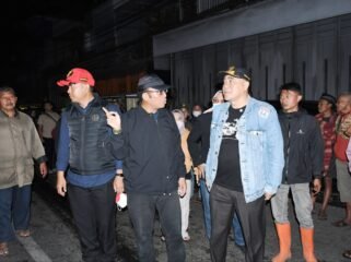 Plt. Bupati Pemalang Nurkholes meninjau langsung penanganan tanggap darurat kebakaran di Pasar Belik, Kecamatan Belik, Sabtu malam (29/8/2026).