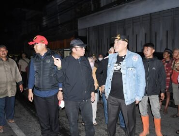 Plt. Bupati Pemalang Nurkholes meninjau langsung penanganan tanggap darurat kebakaran di Pasar Belik, Kecamatan Belik, Sabtu malam (29/8/2026).