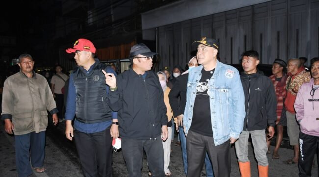 Plt. Bupati Pemalang Nurkholes meninjau langsung penanganan tanggap darurat kebakaran di Pasar Belik, Kecamatan Belik, Sabtu malam (29/8/2026).