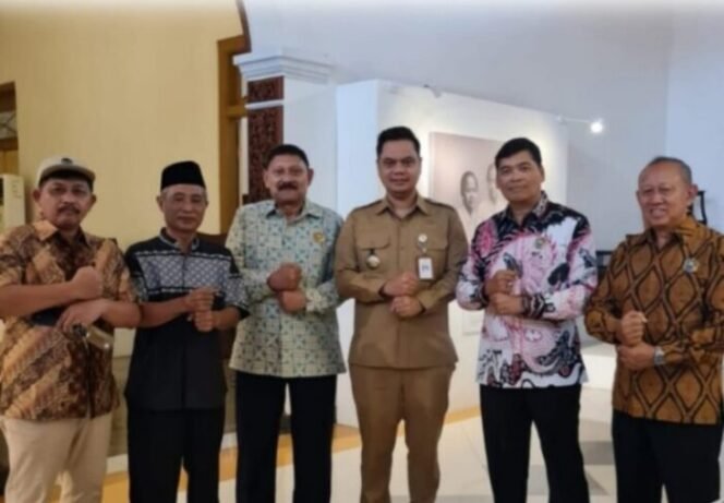 
					Ketua Umum (Ketum) Pengurus Provinsi (Pengprov) Persatuan Tenis Meja Seluruh Indonesia (PTMSI) Jawa Tengah, Brigjen Pol (Purn) Drs. Lukas Arry Dwiko Utomo, CRP., beserta rombongan melaksanakan silaturahmi sekaligus audiens bersama Bupati Jepara, H. Witiarso Utomo, S.E.