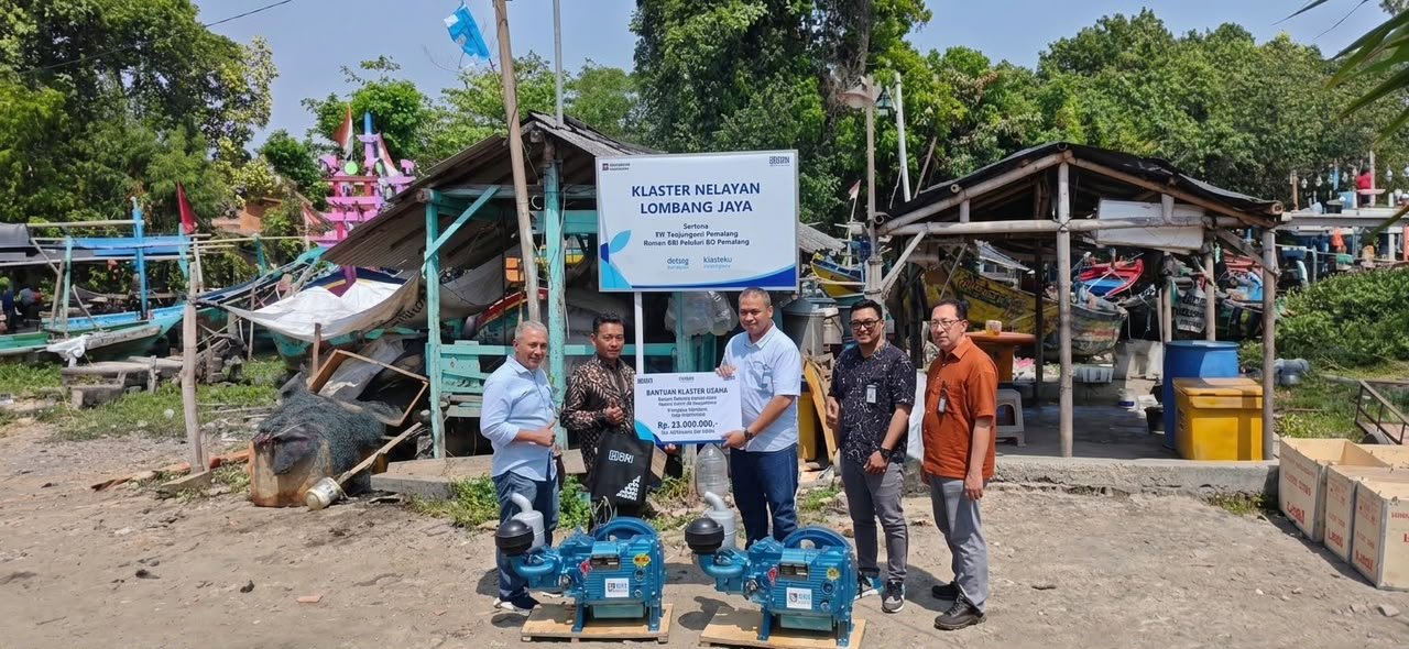 BRI Cabang Pemalang Serahkan 4 Mesin Perahu dan Bantuan Rp23 Juta untuk Nelayan Tanjungsari
