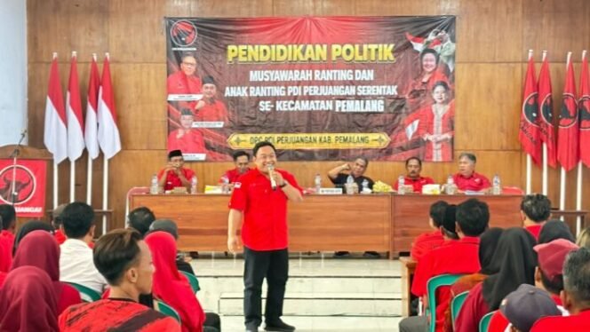 
					Ketua DPC PDI Perjuangan Kabupaten Pemalang, Indianto, SH, saat Musyawarah Ranting (Musran) dan Musyawarah Anak Ranting (Musanran) secara serentak se-Kecamatan Pemalang, Sabtu (29/8/2026).