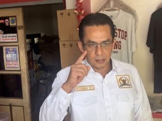 Anggota Komisi VI DPR RI, Rizal Bawazier, melakukan inspeksi mendadak (sidak) ke sebuah toko minuman keras berkedok Outlet HWG yang berlokasi di jalur Pantura Ampelgading, Kabupaten Pemalang.