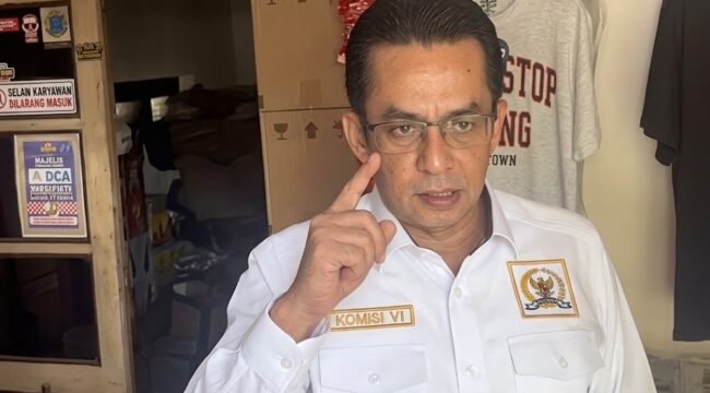 Anggota Komisi VI DPR RI, Rizal Bawazier, melakukan inspeksi mendadak (sidak) ke sebuah toko minuman keras berkedok Outlet HWG yang berlokasi di jalur Pantura Ampelgading, Kabupaten Pemalang.