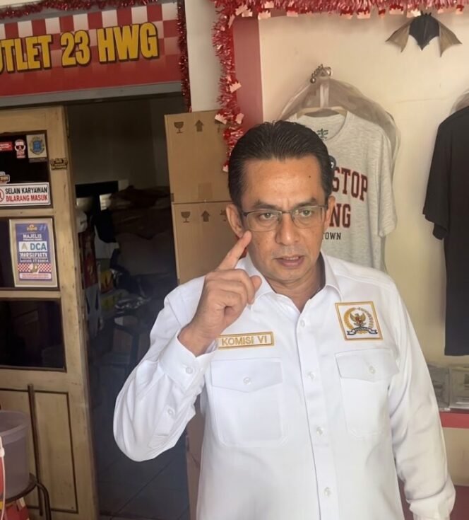 
					Anggota Komisi VI DPR RI, Rizal Bawazier, melakukan inspeksi mendadak (sidak) ke sebuah toko minuman keras berkedok Outlet HWG yang berlokasi di jalur Pantura Ampelgading, Kabupaten Pemalang.