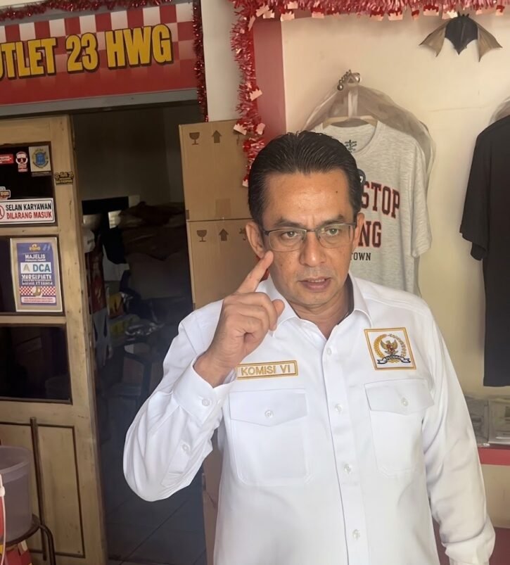 Anggota Komisi VI DPR RI, Rizal Bawazier, melakukan inspeksi mendadak (sidak) ke sebuah toko minuman keras berkedok Outlet HWG yang berlokasi di jalur Pantura Ampelgading, Kabupaten Pemalang.