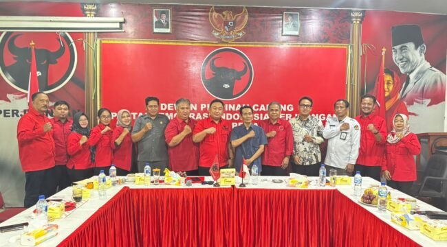 Foto bersama - Jajaran pengurus DPC PDI Perjuangan Kabupaten Pemalang dan perwakilan KPU Kabupaten Pemalang