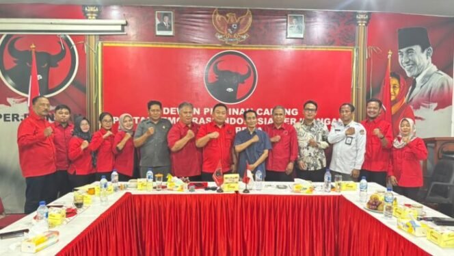 
					Foto bersama - Jajaran pengurus DPC PDI Perjuangan Kabupaten Pemalang dan perwakilan KPU Kabupaten Pemalang