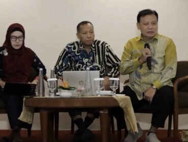 Anggota KY selaku Ketua Bidang Pengawasan Hakim dan Investigasi KY Abhan saat memberikan materi dalam Forum Diskusi Terbatas bertajuk 