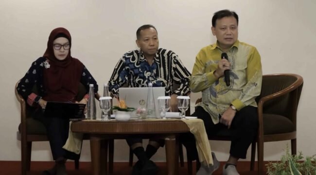 Anggota KY selaku Ketua Bidang Pengawasan Hakim dan Investigasi KY Abhan saat memberikan materi dalam Forum Diskusi Terbatas bertajuk 