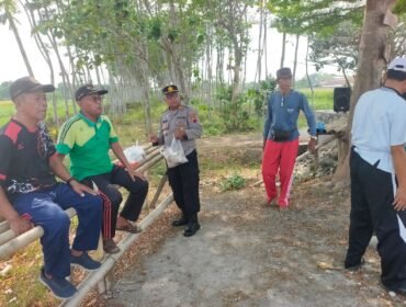 Kapolsek Pangkah Iptu Marsono Membagikan Sarpan pagi kepada para pensiunan dan masyarakat