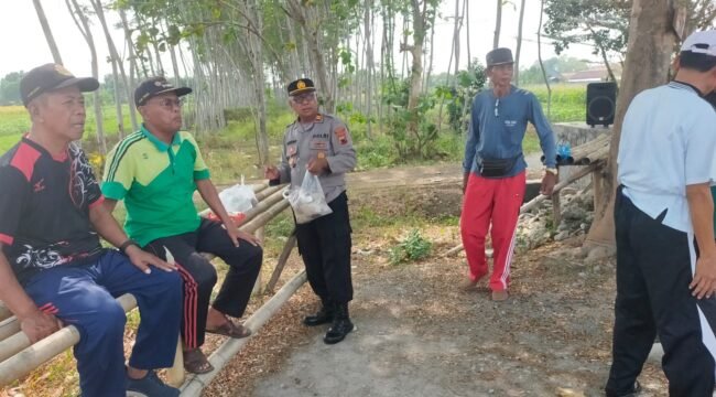 Kapolsek Pangkah Iptu Marsono Membagikan Sarpan pagi kepada para pensiunan dan masyarakat