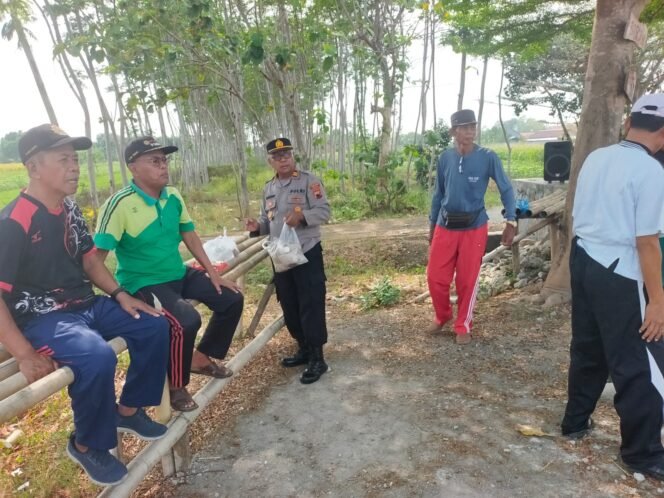 
					Kapolsek Pangkah Iptu Marsono Membagikan Sarpan pagi kepada para pensiunan dan masyarakat