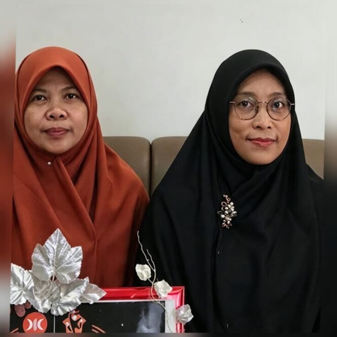 
					Ketua Fraksi PKS DPRD Kabupaten Pemalang, dr. Irma Suryani Widyastuti (kanan) dan Ketua BIPEKA (Bidang Ketahanan Keluarga), Casminah