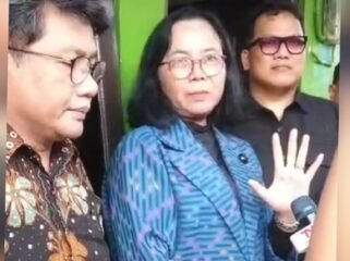 Wakil Ketua Komisi X DPR RI, MY Esti Wijayati, saat mendatangi rumah keluarga korban di Pemalang, pada Sabtu (10/10/2026).