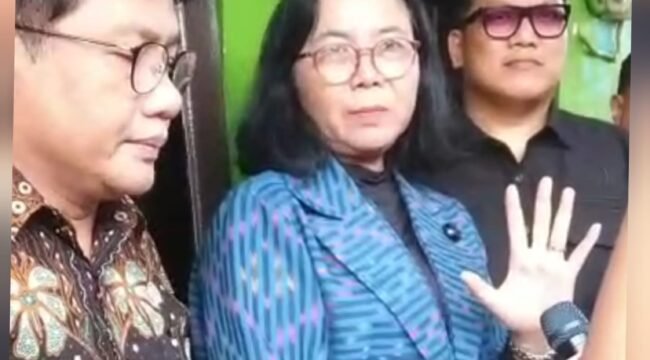 Wakil Ketua Komisi X DPR RI, MY Esti Wijayati, saat mendatangi rumah keluarga korban di Pemalang, pada Sabtu (10/10/2026).