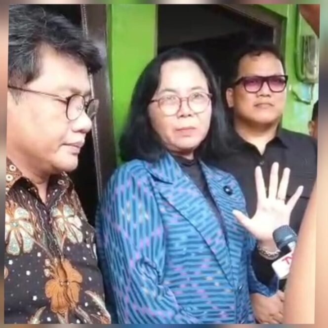 
					Wakil Ketua Komisi X DPR RI, MY Esti Wijayati, saat mendatangi rumah keluarga korban di Pemalang, pada Sabtu (10/10/2026).