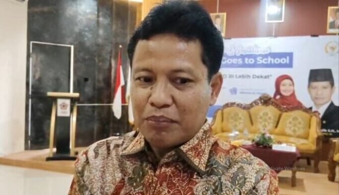 
					Dr. H. Abdul Kholik, S.H., M.Si.,