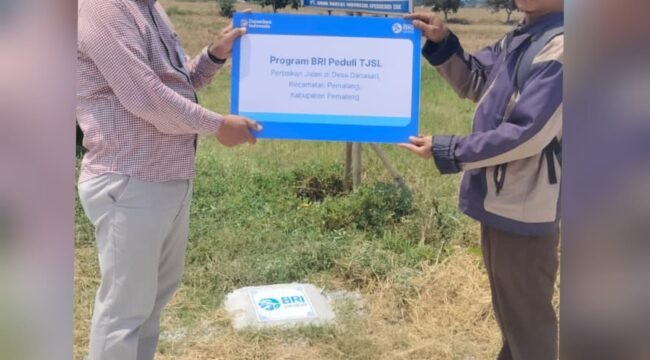 Penyerahan bantuan ini dilakukan secara simbolis, oleh Rahman Hakim, Supervisor Penunjang Operasional BRI Cabang Pemalang, kepada Kasi Kesra Desa Danasari, Joko Lesmono pada Kamis, 8 Oktober 2026.