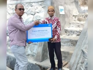 Penyerahan bantuan ini dilakukan secara simbolis, oleh Rahman Hakim, Supervisor Penunjang Operasional BRI Cabang Pemalang, kepada Kepala Desa Banjarsari, Mujahidin pada Kamis, 8 Oktober 2026.