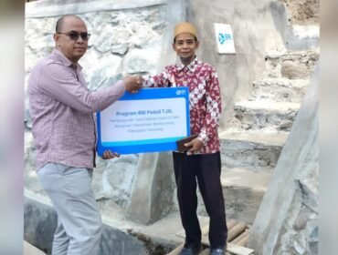 Penyerahan bantuan ini dilakukan secara simbolis, oleh Rahman Hakim, Supervisor Penunjang Operasional BRI Cabang Pemalang, kepada Kepala Desa Banjarsari, Mujahidin pada Kamis, 8 Oktober 2026.