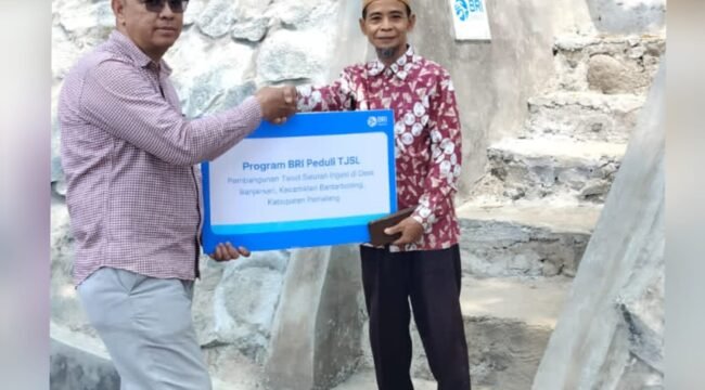 Penyerahan bantuan ini dilakukan secara simbolis, oleh Rahman Hakim, Supervisor Penunjang Operasional BRI Cabang Pemalang, kepada Kepala Desa Banjarsari, Mujahidin pada Kamis, 8 Oktober 2026.