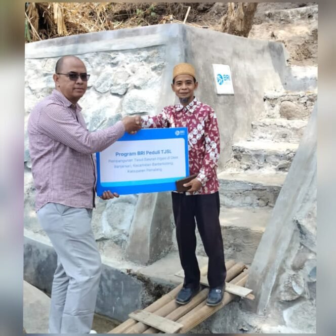 
					Penyerahan bantuan ini dilakukan secara simbolis, oleh Rahman Hakim, Supervisor Penunjang Operasional BRI Cabang Pemalang, kepada Kepala Desa Banjarsari, Mujahidin pada Kamis, 8 Oktober 2026.